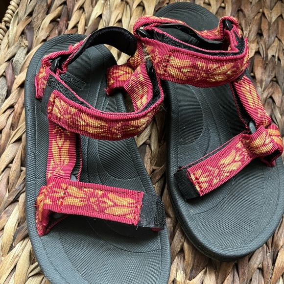 Teva Hurricane XLT2 Kids Sandals Red Yellow Durable Outdoor Size 1 waterproof - Picture 1 of 5